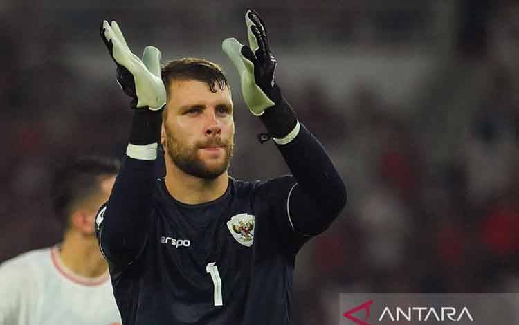 Arsip foto - Penjaga gawang Timnas Indonesia Maarten Paes merespon nyanyian suporter dengan tepuk tangan usai laga melawan Timnas Australia pada pertandingan Grup C putaran ketiga Kualifikasi Piala Dunia 2026 Zona Asia di Stadion Utama Gelora Bung Karno, Senayan, Jakarta, Selasa (10/9/2024). ANTARA FOTO/Aditya Pradana Putra/tom/aa.