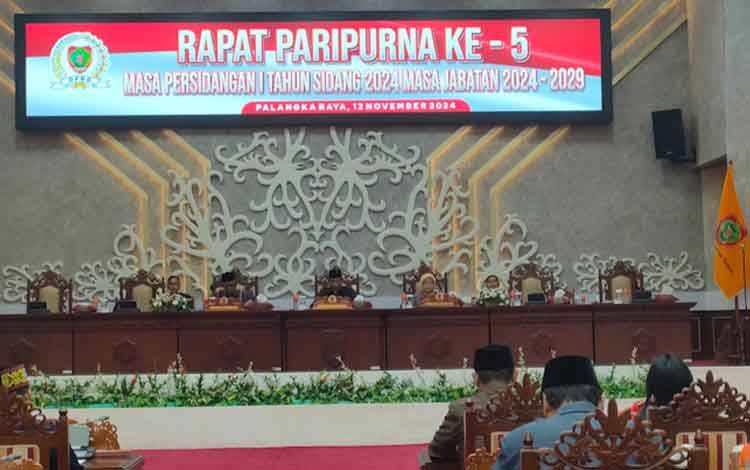 DPRD Provinsi Kalteng menggelar rapat paripurna ke-5 pada masa persidangan 1, berlangsung di ruang paripurna pada Selasa, 12 November 2024. (FOTO: MARINI)