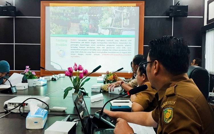 Pemaparan DLH Palangka Raya terkait perkembangan Proklim. (FOTO: HUMAS)