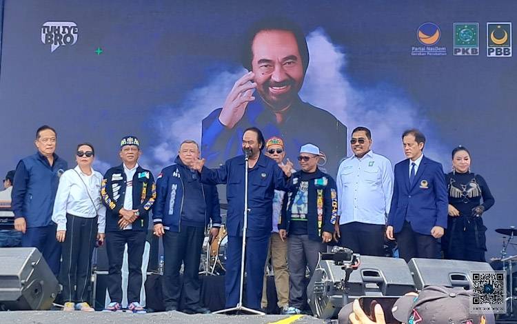Ketua Umum Partai NasDem, Surya Paloh bersama paslon Gubernur vdan Wkail Gubernur Kalteng nomor urut 1 Willy Midel Yoseph dan Habib Ismail Bin Yahya saat kampanye? terbuka di Lapangan Sampuraga, Pangkalan Bun, Kabupaten Kobar, Rabu, 13 November 2024