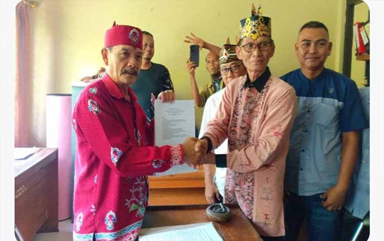 Kardinal Tarung (kanan) saat menyerahkan berkas pendaftaran Calon Damang Periode 2024-2030