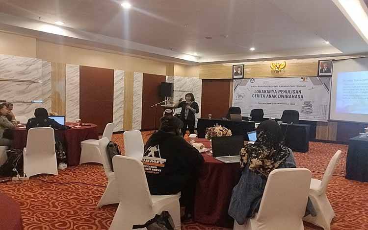Penerjemah Ahli Muda Balai Bahasa Provinsi Kalimantan Tengah, Rensi Sisilda menyampaikan materi pada Lokakarya Penulisan Cerita Anak Dwibahasa.(FOTO: TESTI PRISCILLA)