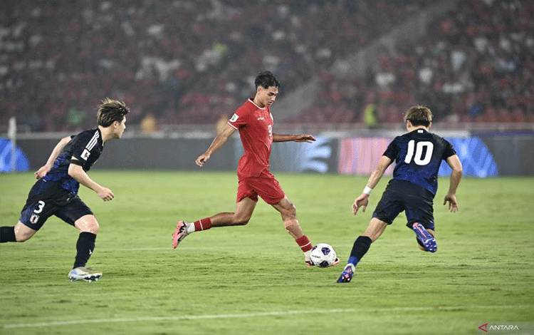 Striker timnas Indonesia Rafael Struick beraksi pada pertandingan melawan Jepang di Stadion Utama Gelora Bung Karno (SUGBK), Jakarta, Jumat (15/11/2024) malam. Pada pertandingan di putaran ketiga kualifikasi Piala Dunia 2026 zona Asia Grup C itu, Indonesia kalah 0-4 dari Jepang. (ANTARA FOTO/Dhemas Reviyanto)