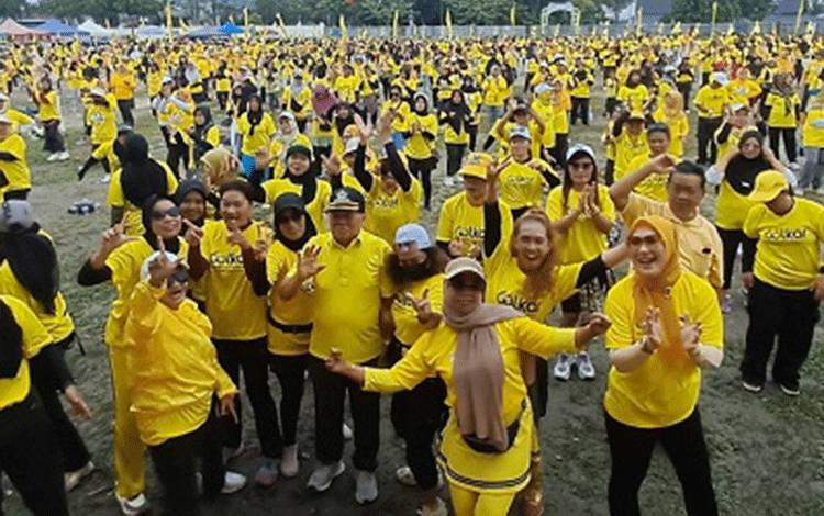 Ketua DPD Partai Golkar Kalteng H.M Ruslan AS bersama kader dan simpatisan Partai Golkar Kabupaten Kobar saat mengikuti kegiatan senam sehat, Sabtu, 16 November 2024 pagi. (FOTO: IST)