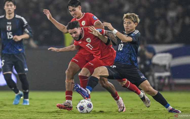 Pesepak bola Timnas Indonesia Calvin Verdonk (kedua kanan) bersama rekan setimnya Rafael William Struick (kedua kiri) berebut bola dengan pesepak bola Timnas Jepang Ritsu Doan (kanan) dalam pertandingan Grup C putaran ketiga Kualifikasi Piala Dunia 2026 Zona Asia di Stadion Utama Gelora Bung Karno, Senayan, Jakarta, Jumat (15/11/2024). ANTARA FOTO/Aprillio Akbar/Lmo/nym