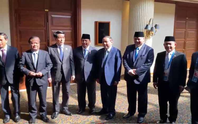 Momen saat Presiden Prabowo Subianto dan Presiden Vietnam Jenderal Luong Cuong berfoto bersama dengan sejumlah menteri Vietnam dan Kabinet Merah Putih di Swissotel, Lima, Peru, pada Jumat (15/11/2024) sore waktu setempat. ANTARA/HO-Tim Media Presiden Prabowo