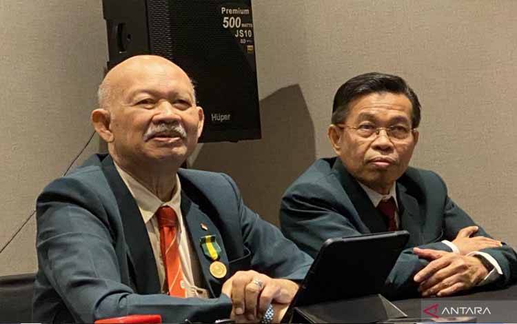 Ketua MKEK IDI Dr Djoko Widyarto, DS, DHM, MHKes (kiri) bersama Wakil Ketua Divisi Kemahkamahan MKEK IDI Pusat DR.Dr. Bahtiar Husain., Sp.P., MH.Kes dalam konferensi pers yang digelar di Jakarta, Sabtu (16/11/2024). (ANTARA/Hreeloita Dharma Shanti)
