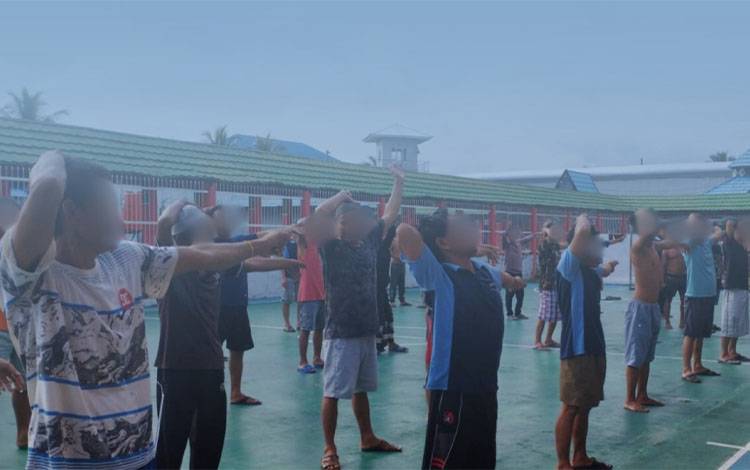 Suasana saat WBP Rutan Kapuas lakukan senam bersama di halaman Rutan setempat. (FOTO: IST)