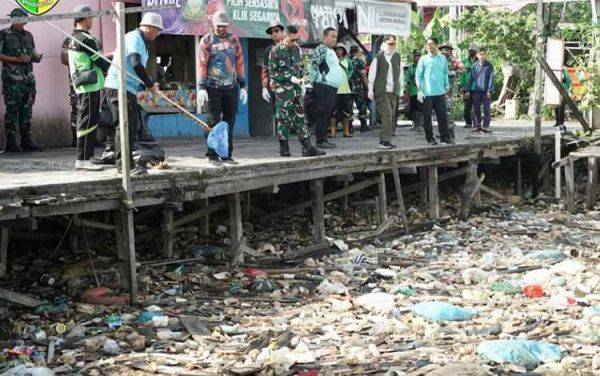 Pj Wali Kota Palangka Raya saat melakukan aksi bersih-bersih sampah di kawasan puntun. (FOTO: HUMAS)