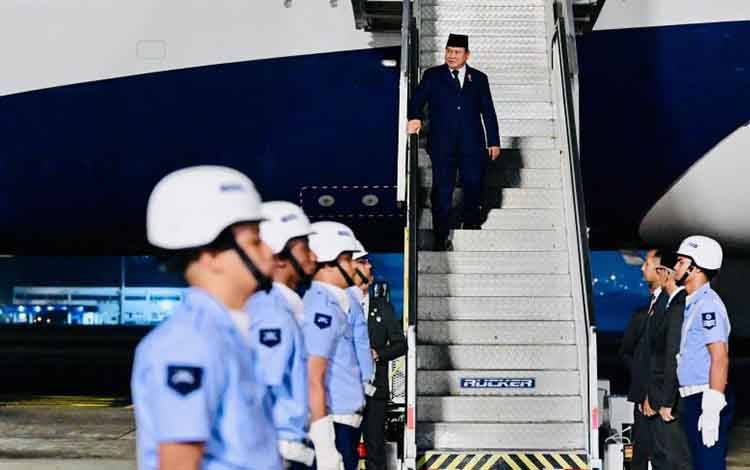 Presiden Prabowo Subianto saat tiba di Pangkalan Angkatan Udara Galf?o, Rio de Janeiro, Brasil, pada Sabtu (16/11/2024) malam waktu setempat, untuk menghadiri KTT G20 serta serangkaian pertemuan bilateral dengan sejumlah negara sahabat. (ANTARA/HO-Biro Pers Sekretariat Presiden)