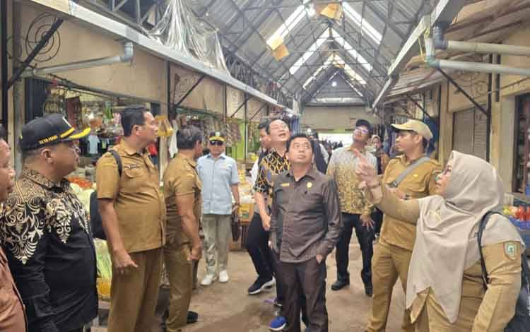 Ketua DPRD Kotawaringin Timur Rimbun saat meninjau Pasar Parenggean. (FOTO: IST)