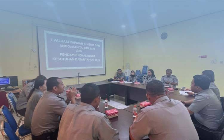 Jajaran Rutan Kapuas saat terima kunjungan Monev dari Kanwil Kemenag Kalteng, Senin, 18 November 2024. (FOTO: IST)