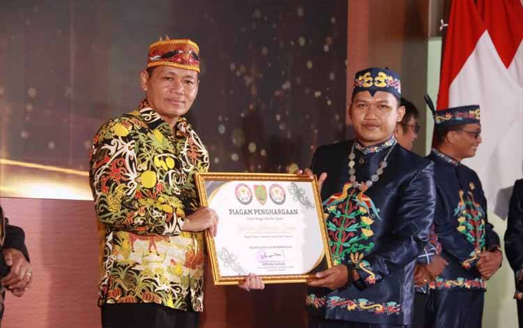 Staf Ahli Gubernur Kalteng Bidang Ekonomi, Keuangan, dan Pembangunan Yuas Elko saat Anugerah Penyiaran Kalteng di Palangka Raya, baru baru ini. (FOTO:ASEP/RIZAL)