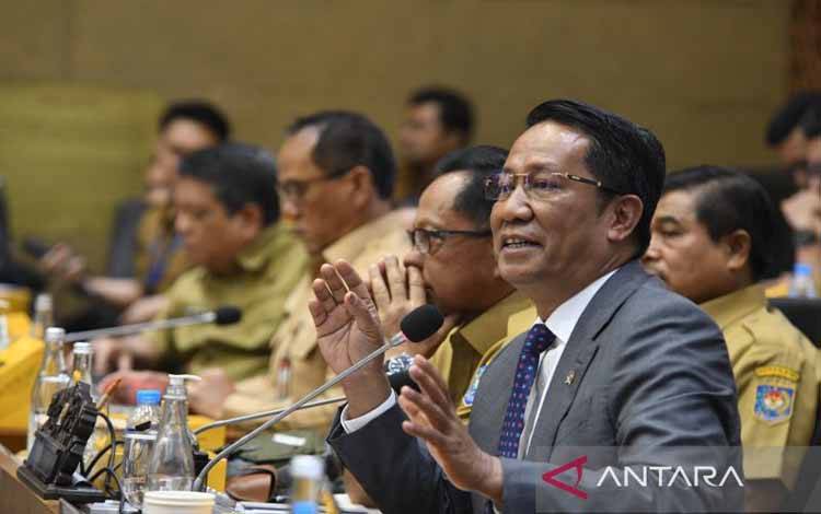 Menteri Hukum Supratman Andi Agtas saat rapat dengan Baleg DPR di DPR RI, Senin (18/11/2024). (ANTARA/Ho-Humas Kementerian Hukum)