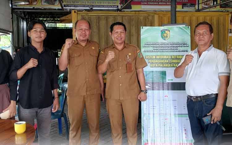 Sosialisasi aplikasi SIMBIDA kepada pedagang di Taman Tunggal Sangomang, Palangka Raya. (FOTO: HUMAS)