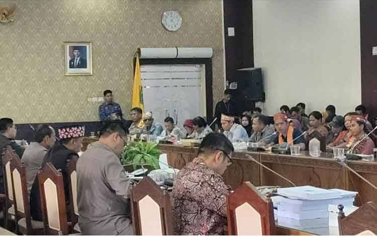 DPRD Kalteng audensi dengan masyarakat di ruang rapat gabungan DPRD Kalteng (Foto: MARINI)