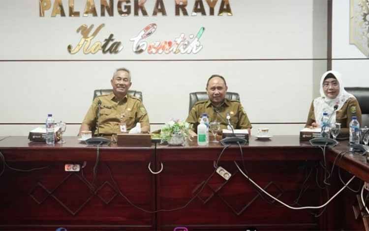 Pj Sekda Palangka Raya saat mengikuti rapat koordinasi pengendalian inflasi nasional. (FOTO: HUMAS)