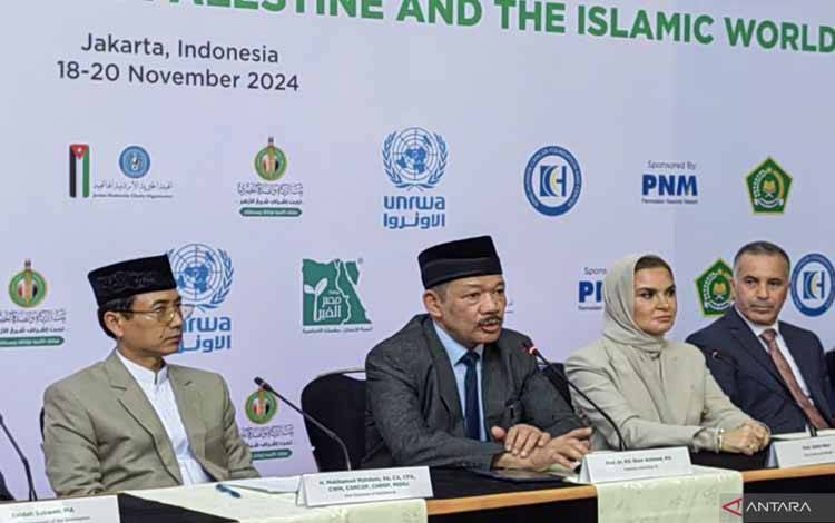 Ketua Baznas RI Noor Achmad (tengah) saat memberikan keterangan pers pelaksanaan Baznas International Forum 2024 di Jakarta, Selasa (19/11/2024). (ANTARA/Asep Firmansyah)
