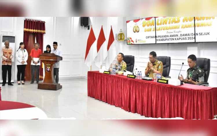 Suasana saat Polres Kapuas gelar doa lintas agama dan silaturahmi Kamtibmas di Aula Tingang Menteng Panunjung Tarung, Selasa, 19 November 2024. (FOTO: IST)