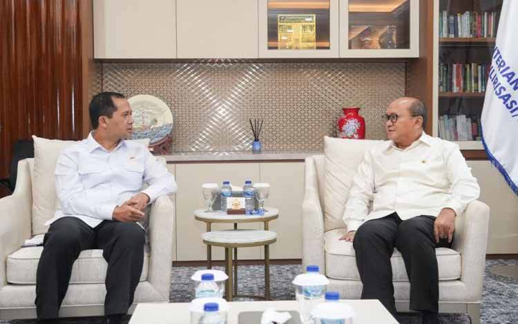 Menteri Investasi dan Hilirisasi/Kepala BKPM Rosan Roeslani (kanan) bersama dengan Menteri Transmigrasi Istirahat Sulaiman (kiri) melakukan pertemuan di Jakarta, Senin (18/11/2024) (ANTARA/HO-BKPM)