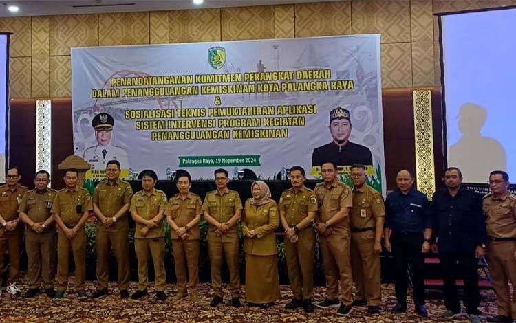 OPD Pemko Palangka Raya menandatangani komitmen bersama dalam pengentasan kemiskinan. (FOTO: HENDRI)