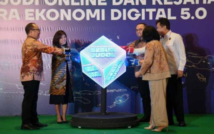 Menteri Komunikasi dan Digital Meutya Hafid (dua kiri) dalam acara bertajuk "Memerangi Judi Online dan Kejahatan Baru di Era Ekonomi Digital 5.0" di Jakarta Selatan, Selasa (19/11/2024). (ANTARA/HO-Kemenkomdigi)