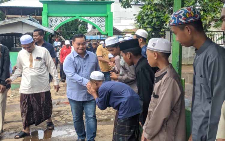 Calon Bupati Kotawaringin Timur Halikinnor mengunjungi Kecamatan Pulau Hanaut, Rabu, 20 November 2024. (FOTO: DEWIP)