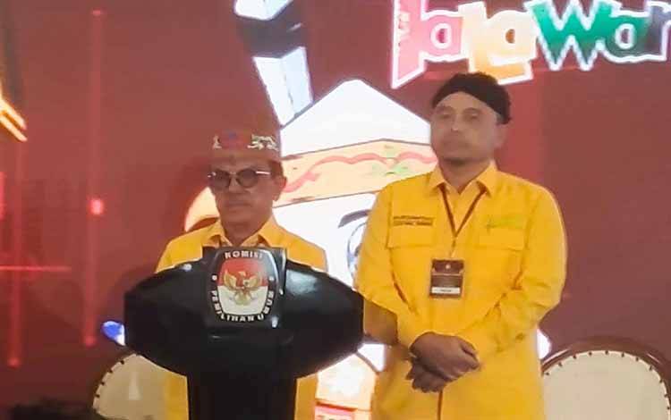 Pasangan Abdul Razak dan Sri Suwanto (ASRI) saat mengikuti debat ke 3, Rabu malam 20 November 2024