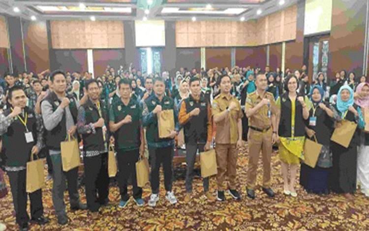 Foto bersama saat kegiatan peran konseling dalam mengatasi kesulitan belajar siswa di Swiss-Belhotel Palangka Raya. (FOTO:MEDIA DISDIK KALTENG)