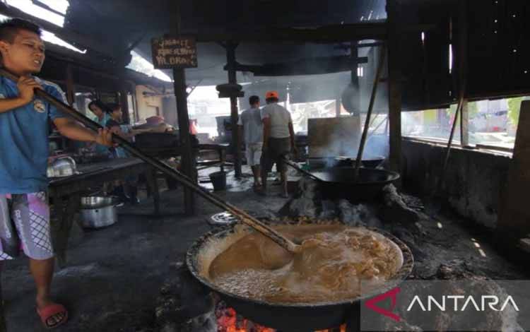 Warga memasak rendang di Kota Padang, Sumatera Barat. (Antara/Fandi Yogari