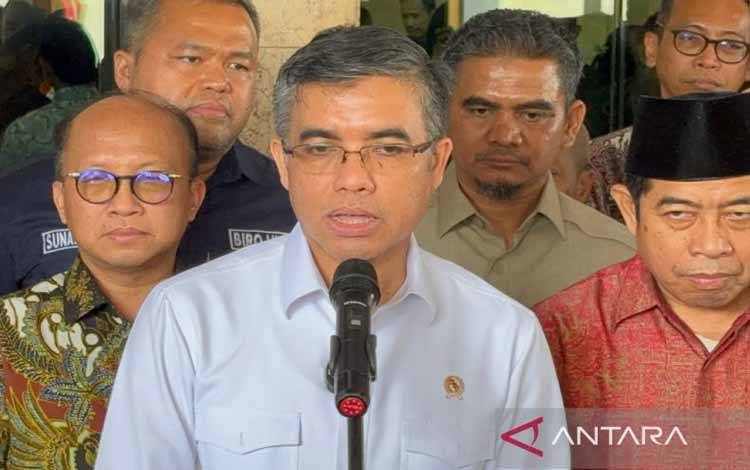 Menteri Ketenagakerjaan Yassierli saat ditemui usai membuka acara Jaknaker Expo 2024 yang digelar di Balai Prajurit Balai Sudirman, Jakarta Selatan, Kamis (21/11/2024). ANTARA/Lifia Mawaddah Putri