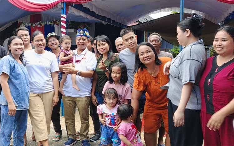 Willy M Yoseph saat bersama warga Desa Bawan Kabupaten Pulang Pisau.