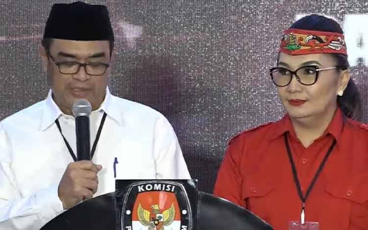Paslon Wali Kota dan Wakil Wali Kota Palangka Raya nomor urut 1 Rojikinor - Vina saat menyampaikan closing statement. (FOTO: PATHUR)