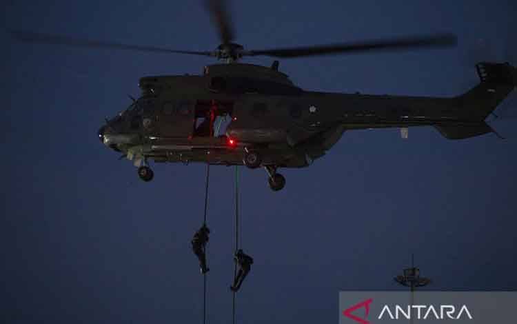 Arsip foto - Prajurit Komando Operasi Khusus (Koopssus) TNI beraksi saat latihan penanggulangan terorisme di Pelabuhan Cirebon, Jawa Barat, Jumat (16/6/2023). Latihan Aksi Khusus semester pertama Koopssus TNI itu untuk menguji kesiapsiagaan prajurit dalam melaksanakan operasi penanggulangan terorisme. ANTARA FOTO/Dedhez Anggara/nym.