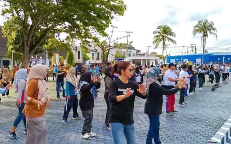 Senam bersama yang dilaksanakan Paskah Barito Utara dalam rangka menyambut Hari Jadi KORPRI ke-53, Jumat 22 November 2024. (Foto: Dhani)