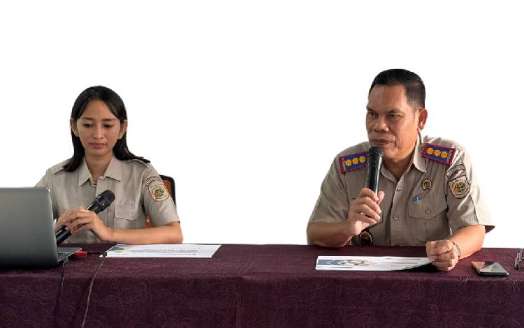 Kepala Kantah Gunung Mas M Zubaidi Noor? (kanan) bersama?Kepala Sub Bagian Tata Usaha Eka Listiyaningsih (kiri). (FOTO: RISKA YULYANA)