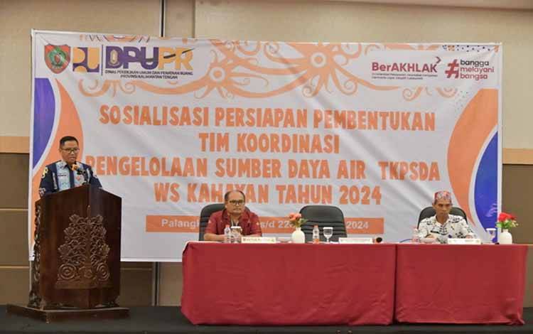 Kepala Bappedalitbang Prov. Kalteng Leonard S. Ampung didampingi perwakilan Dinas PUPR Kalteng Man Saji, dan perwakilan Ketua Panitia Pining Sitohang. (FOTO: IST)