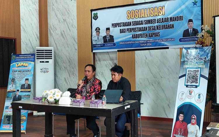 Suasana saat sosialisasi perpustakaan sebagai sumber belajar mandiri di Disarpustaka Kapuas. (FOTO: IST)