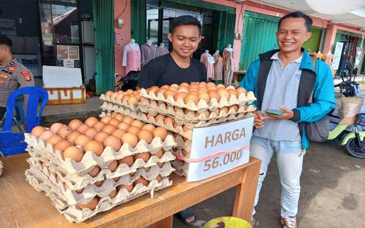 Salah seorang penjual telur ayam ras di Pasar Kasongan saat melayani pembeli, Jumat, 22 November 2024
