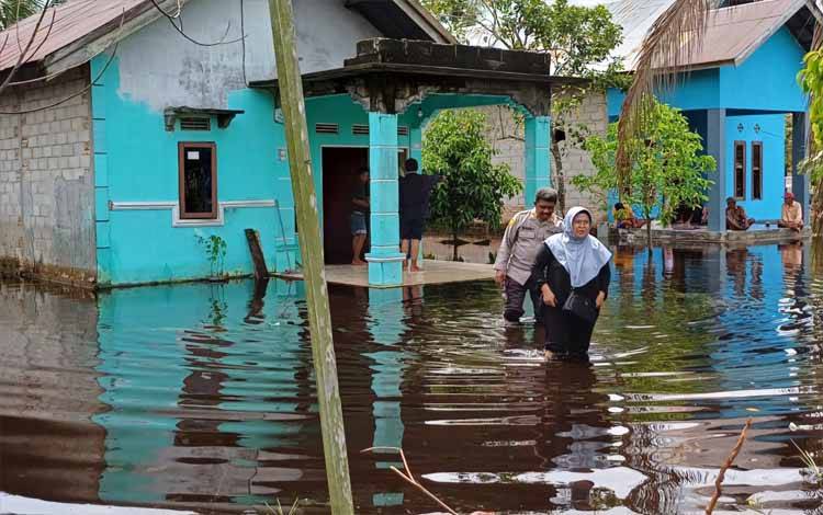 Dokumentasi banjir menggenangi permukiman di Kelurahan Sawahan, Kecamatan Mentawa Baru Ketapang, 2 Mei 2024. (FOTO: DEWIP)