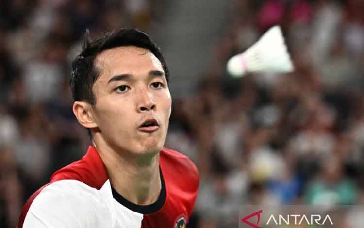 Foto arsip - Pebulu tangkis tunggal putra Indonesia Jonatan Christie mengembalikan kok ke pebulu tangkis India Lakshya Sen pada babak penyisihan grup L Olimpiade Paris 2024 di Porte De La Chapella Arena, Paris, Prancis, Rabu (31/7/2024). Jonatan Christie dipastikan tidak lolos ke babak utama atau 16 besar Olimpiade Paris 2024 setelah kalah dengan skor 18-21, 12-21. ANTARA FOTO/Wahyu Putro A/pras.