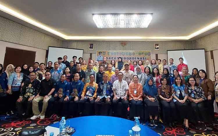 Foto Bersama Perwakilan Perangkat Daerah Provinsi Kalimantan Tengah dan Lembaga Kearsipan Daerah Kabupaten/ Kota. (FOTO: HADRI)