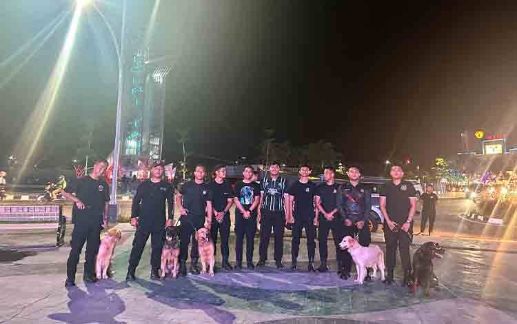 Polsatwa Ditsamapta Polda Kalteng kenalkan anjing K9 kepada masyarakat di Bundaran Besar Palangka Raya pada Sabtu, 23 November 2024. (FOTO: TESTI PRISCILLA)