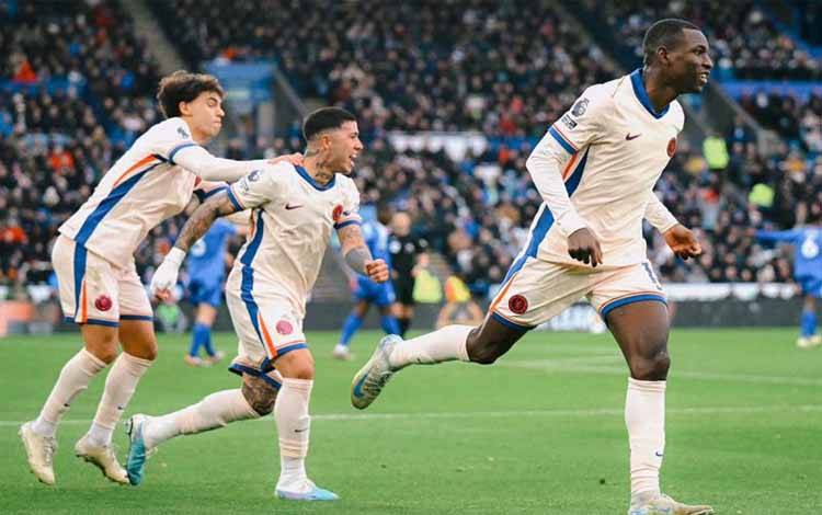 Pemain Chelsea Nicolas Jackson (kanan) berselebrasi setelah mencetak gol ke gawang Leicester City saat pertandingan pekan ke-12 Liga Inggris di Stadion King Power, Leicester, Sabtu (23/11/2024) ANTARA/@ChelseaFC