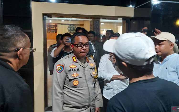 Tim hukum Pasangan calon Gubernur Bengkulu nomor urut 2 Rohidin Mersyah-Meriani mendatangi Mako Polresta Bengkulu meminta bertemu dengan Rohidin Mersyah yang diperiksa KPK, di Bengkulu, Minggu. (24/11/2024) (ANTARA/Boyke Ledy Watra)