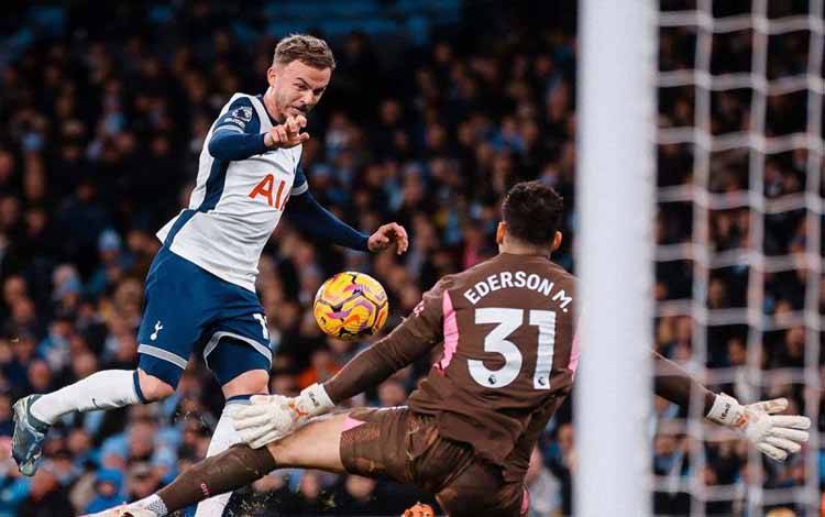 Pemain Tottenham Hotspur James Maddison mencetak gol pertama setelah mengecoh kiper Manchester City Ederson saat pertandingan pekan ke-12 Liga Inggris di Stadion Etihad, Manchester, Minggu. Tottenham mempermalukan City dengan skor telak 4-0. ANTARA/@SpursOfficial (@SpursOfficial)