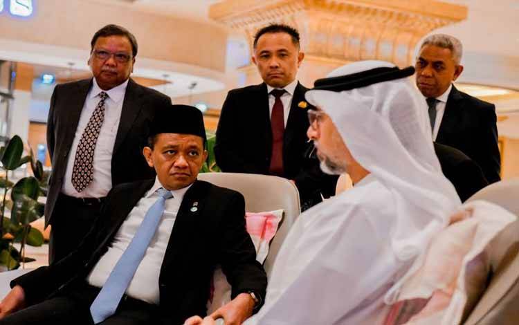 Menteri ESDM Bahlil Lahadalia (kiri) menerima kunjungan Menteri Energi dan Industri Uni Emirat Arab (UEA) Suhail Mohammed Al Mazrouei (kanan) di sela menemani Presiden Prabowo Subianto berkunjung ke UEA di Hotel Emirates, Abu Dhabi, UEA. Sabtu, (23/11/2024). (ANTARA/HO-Humas Kementerian ESDM)