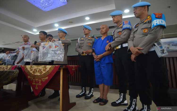 Kabid Humas Polda Sumbar Kombes Pol Dwi Sulistyawan (kedua kiri) didampingi Direktur Reskrim Umum Polda Sumbar, Kombes Pol Andri Kurniawan (kiri) dan Kabidpropam Polda Sumbar Kombes Pol Hidayat (ketiga kiri) menunjukan barang bukti penembakan polisi di Mapolda Sumatera Barat, di Padang, Sabtu (23/11/2024). Polda Sumbar menetapkan Kabag Ops Polres Solok Selatan AKP Dadang Iskandar sebagai tersangka penembakan terhadap Kasatreskrim Polres Solok Selatan AKP Ryanto Ulil Anshari hingga tewas. ANTARA