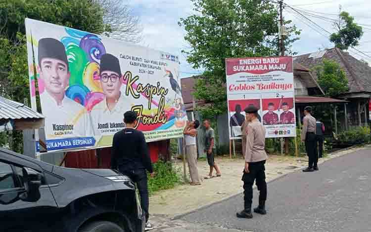 Penertiban APK oleh Bawaslu Sukamara, Minggu, 24 November 2024. (FOTO: NORHASANAH)