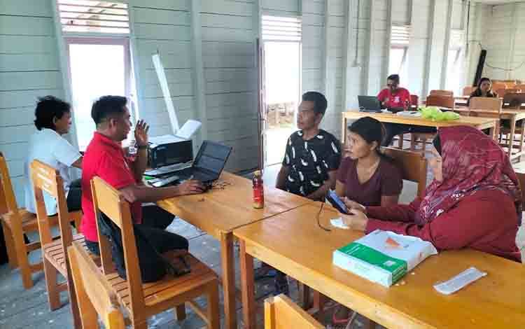 Tim Disdukcapil Kapuas saat lakukan jemput bola pelayanan IKD di wilayah Kecamatan Kapuas Hulu. (FOTO: IST)